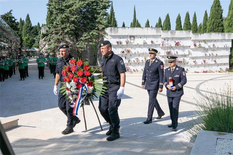 Slika /2023/polaganje vijenaca_policija 2.jpg